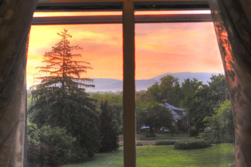 South Court Inn Luray Room photo